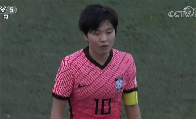 在目前的这支韩国女足队中,池笑然是唯一一位曾经攻破过中国女足队