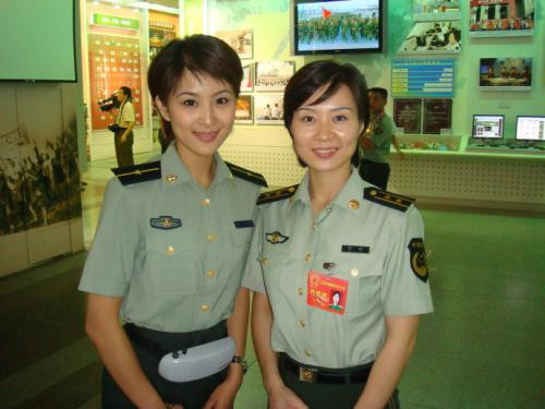 中国第一警花15岁进特警队如今已是大校却嫁给一名普通保安