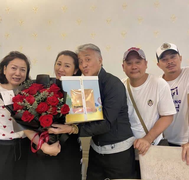 在大合影时吴岱融的表情相当搞怪啊,这很符合他的性格,而老婆就显得很
