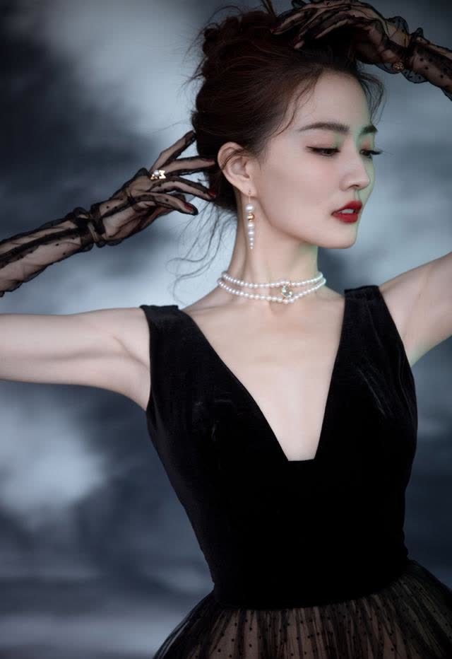 娜扎,景甜,孔雪儿佩戴的不规则珍珠首饰,让造型变得甜美又贵气