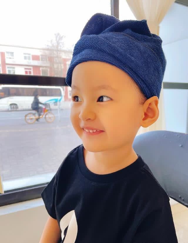 德云社靳鹤岚女儿糯糯备受欢迎靳鹤岚一个状态留言全在想糯糯