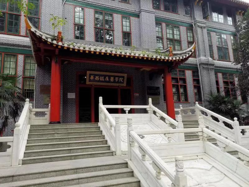 启德堂几年前,我曾去哈佛大学参观,在大学的教堂里,发现为一战以来为