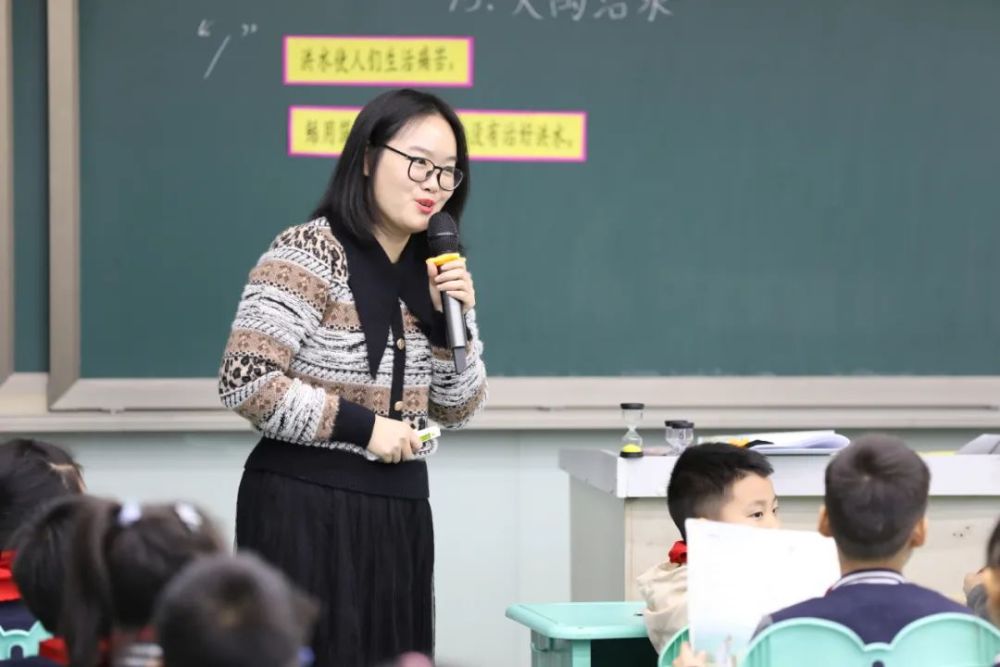 刘冬亚老师讲授《云房子》一文时,对"玩耍"一词从古代文学的角度进行