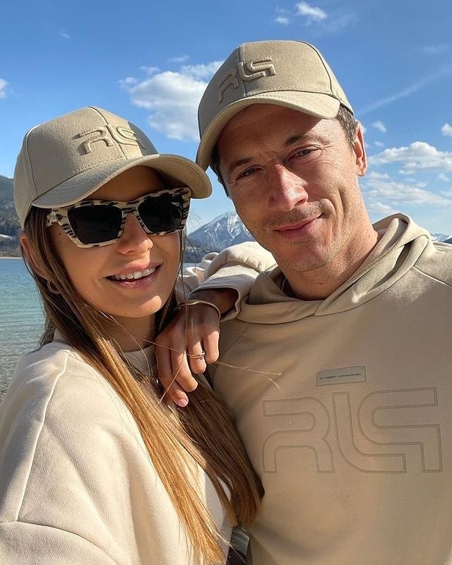 社交秀林加德700万粉丝送签名球衣旺达秀豪华鞋柜