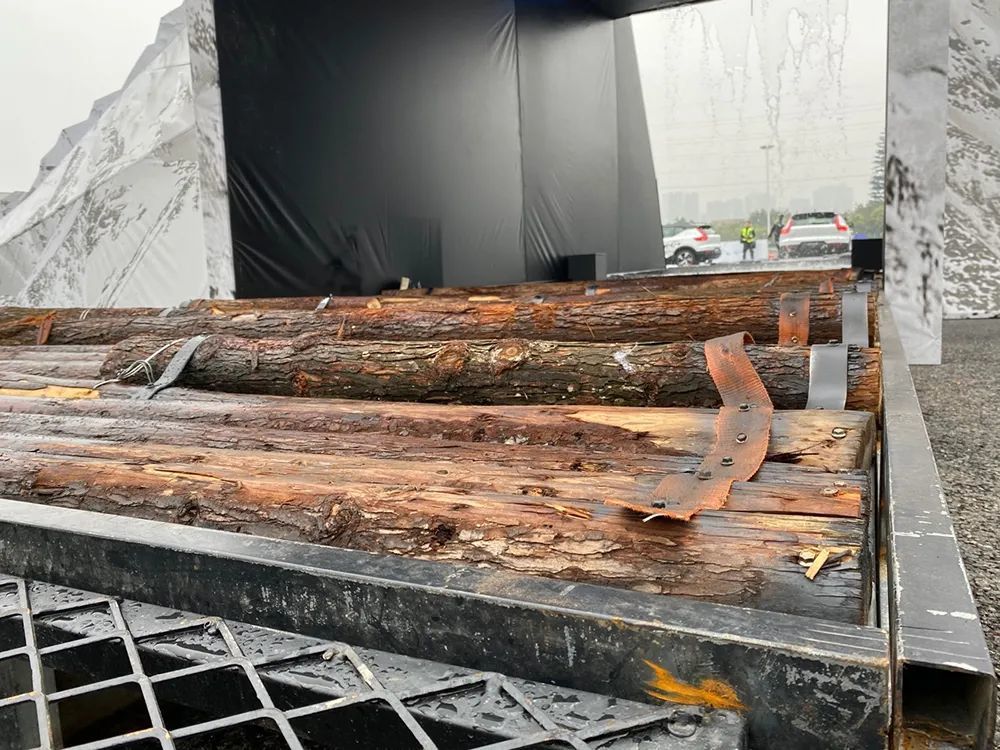 然后,我们就看到了由枕木路,涉水路和馒头路组成的越野场地,目测其