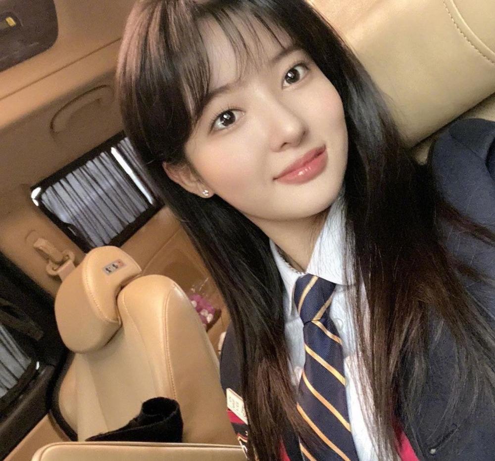 顶楼露娜恩星雪雅同框自拍