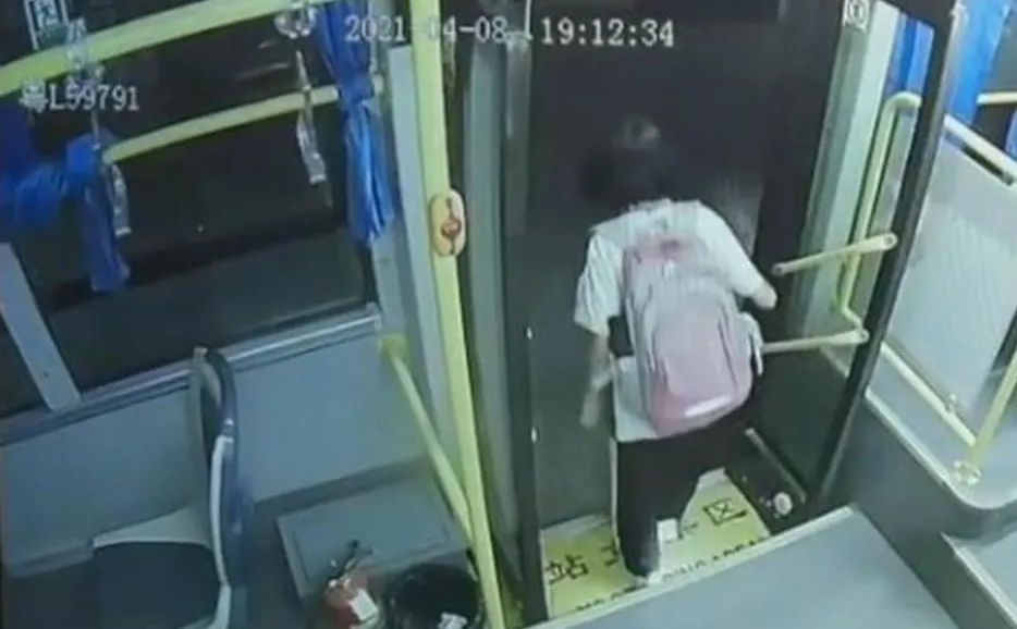 视频可怕女学生下公交手脚被门夹遭拖行20多秒
