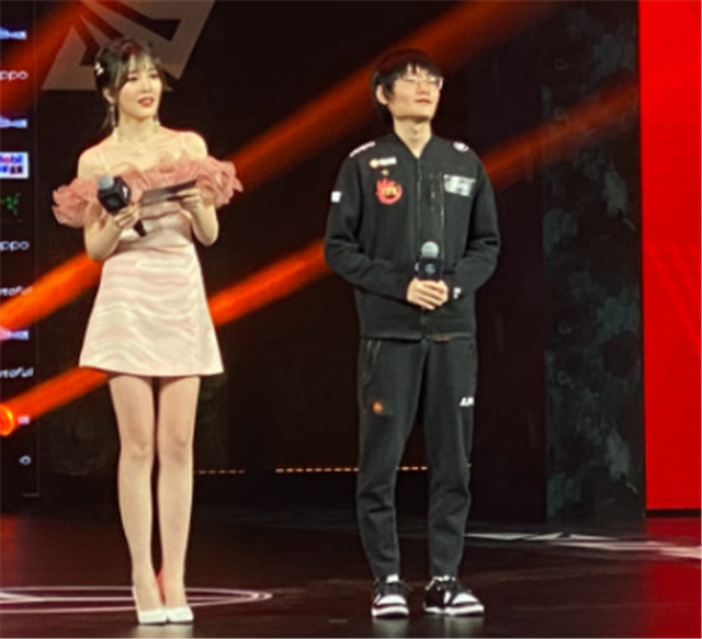 电竞关晓彤现身fpx女主持粉色细带裙亮相现场观众惊艳