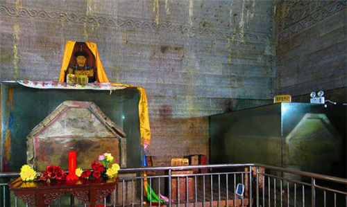 乾隆生前风光无限,死后尸骨却被孙殿英敲碎扔在臭水里,泡了30天