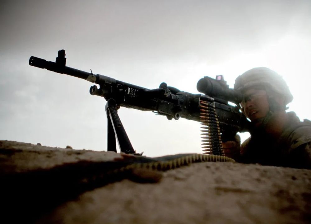 将fnmag 机枪定型为m240,取代原有的m60 通用机枪,m73/m219及m85坦克