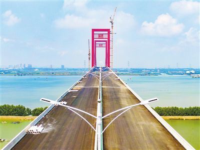湛江调顺跨海大桥沥青铺设完成通车指日可待
