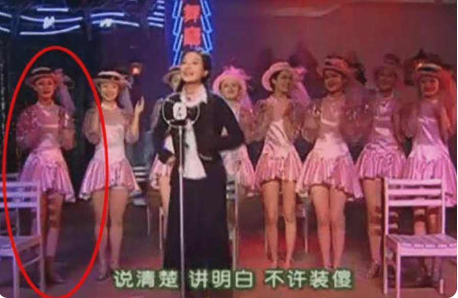 看她10年前给赵薇伴舞的小动作,就知此女一定会红_腾讯新闻