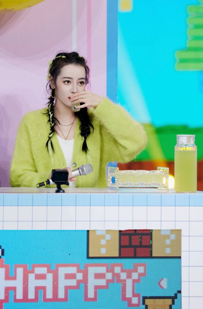 迪丽热巴春季穿搭模板来袭,牛油果绿针织衫青春减龄,气质绝了