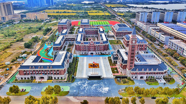 4月9日,酷爸爸总部总经理金炜尔,湖州枫叶国际学校校长王仁华在湖州