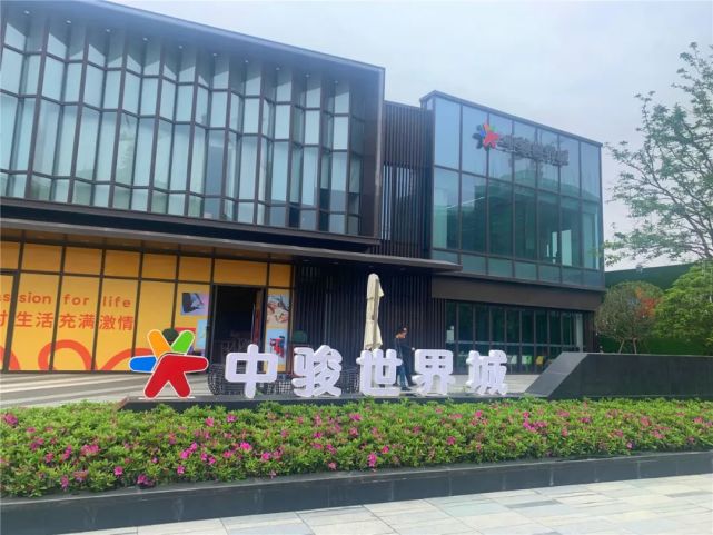 中骏拿下这块临湖瞰江地块——南昌中骏世界城,也为青山湖西岸带来了