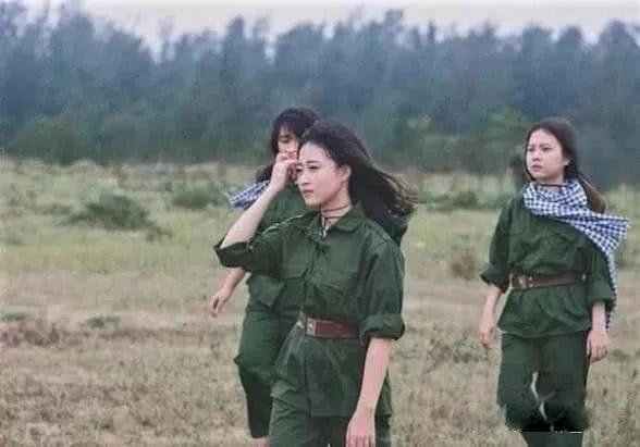【越军女兵(资料照】黄在松发现,越军有一个隐蔽工事,但无法判定目标