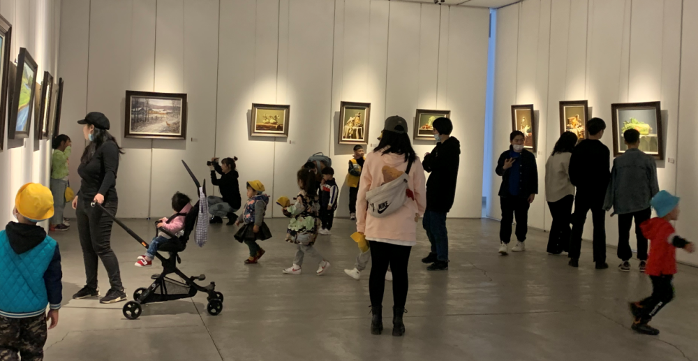 喜形于色画展人气爆棚红场美术馆现在很忙