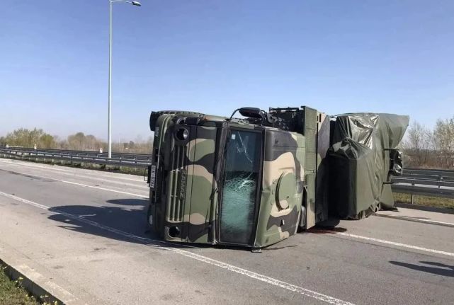 防空盾牌秒变滚地葫芦塞尔维亚铠甲s2防空导弹车侧翻堵路