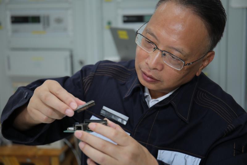 南粤工匠王世祥攻关创新成果80余项编写继电保护领域牛津词典