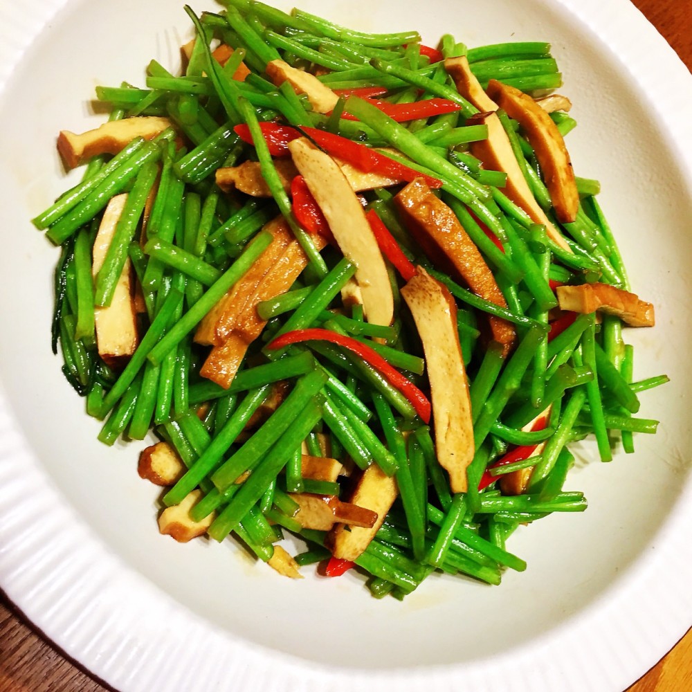 它是春季的"补钙菜",简单易学,经常吃一盘,补钙质,个头长得高