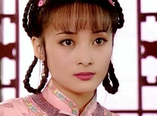 蒋勤勤的美带着一种滤镜一般,柳叶弯眉下一双水汪汪的大眼睛,圆圆的