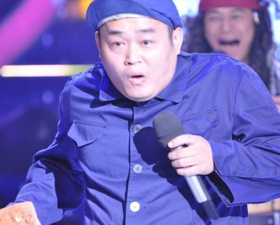 在1990年,王金龙与姐姐一起表演二人转中很有名的《劈山救母,在舞台