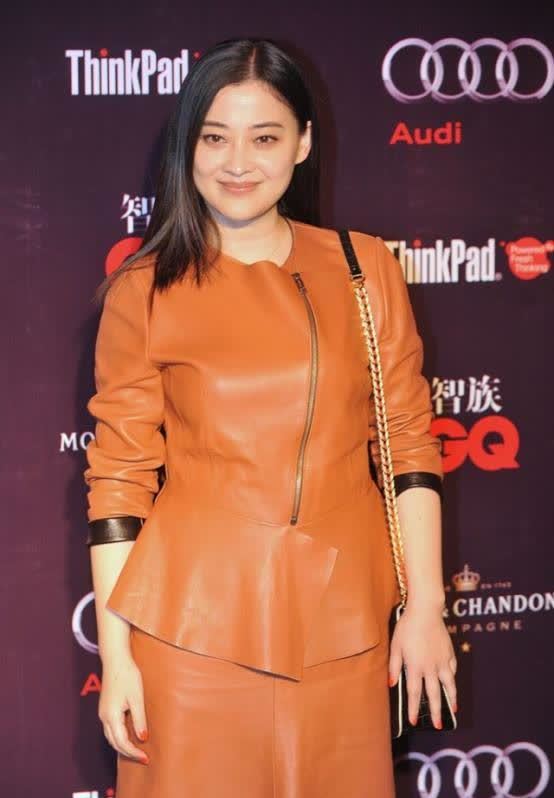 发福的梅婷也这么美皮质连衣裙搭披肩发整体造型全靠气质撑着