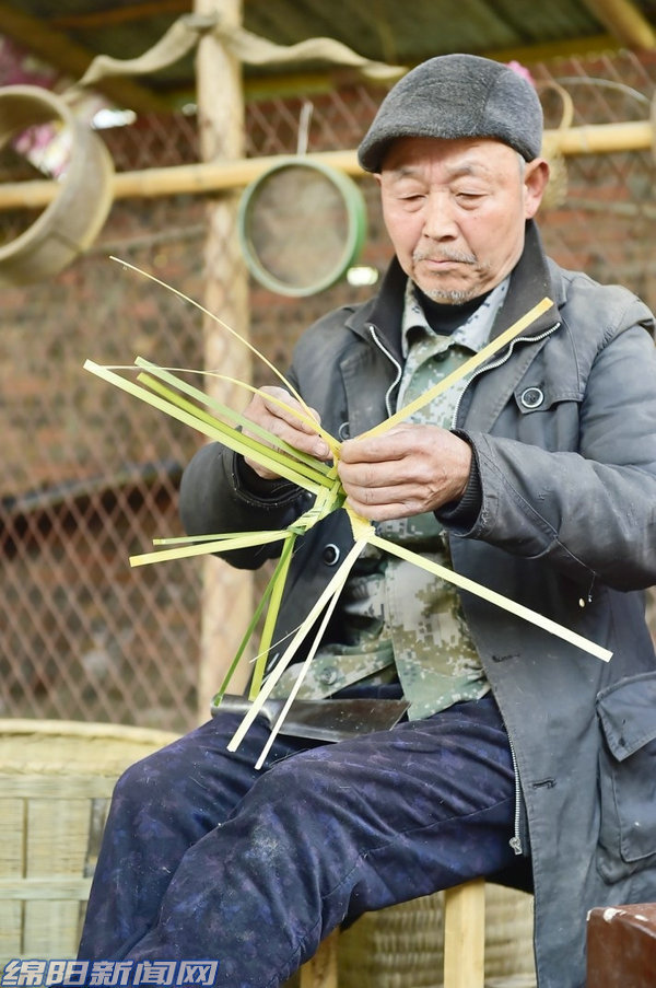 小镇上的老手艺人:用半世纪坚守编织漫长人生路