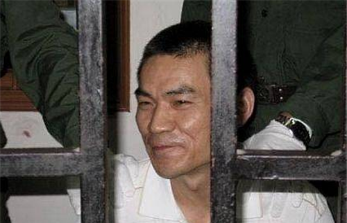 乔四的王牌打手莫磊曾叱咤风云如今却流浪街头拾荒为生