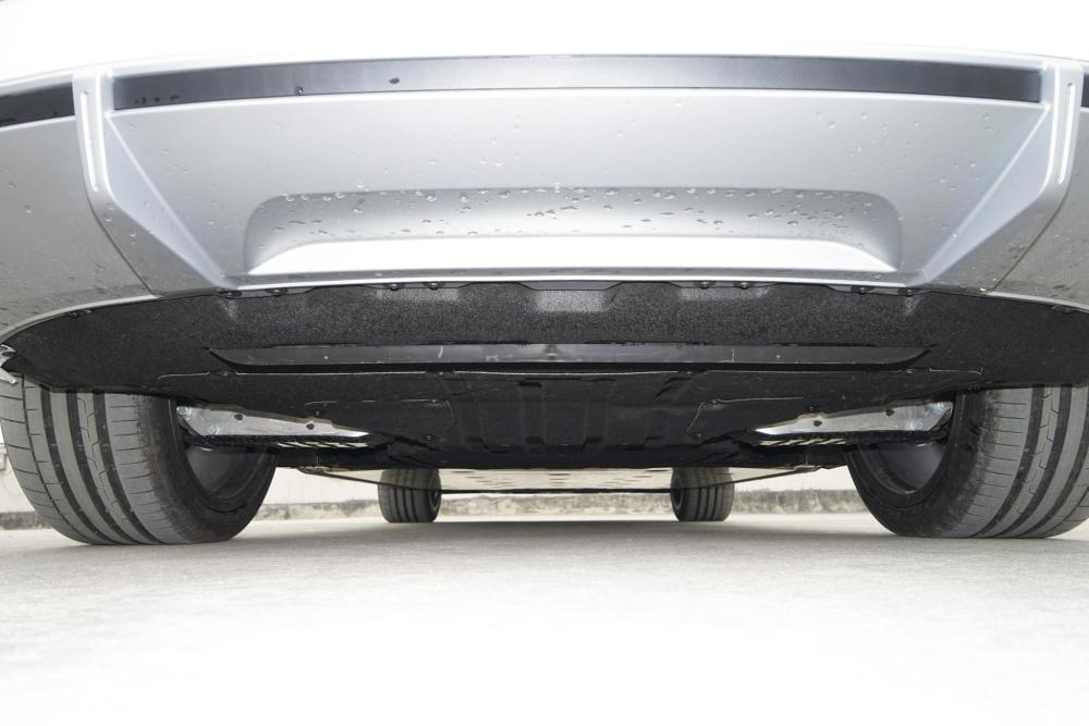 再来聊一下驾驶感受底盘方面,国产奥迪e-tron是全系标配了空气悬架