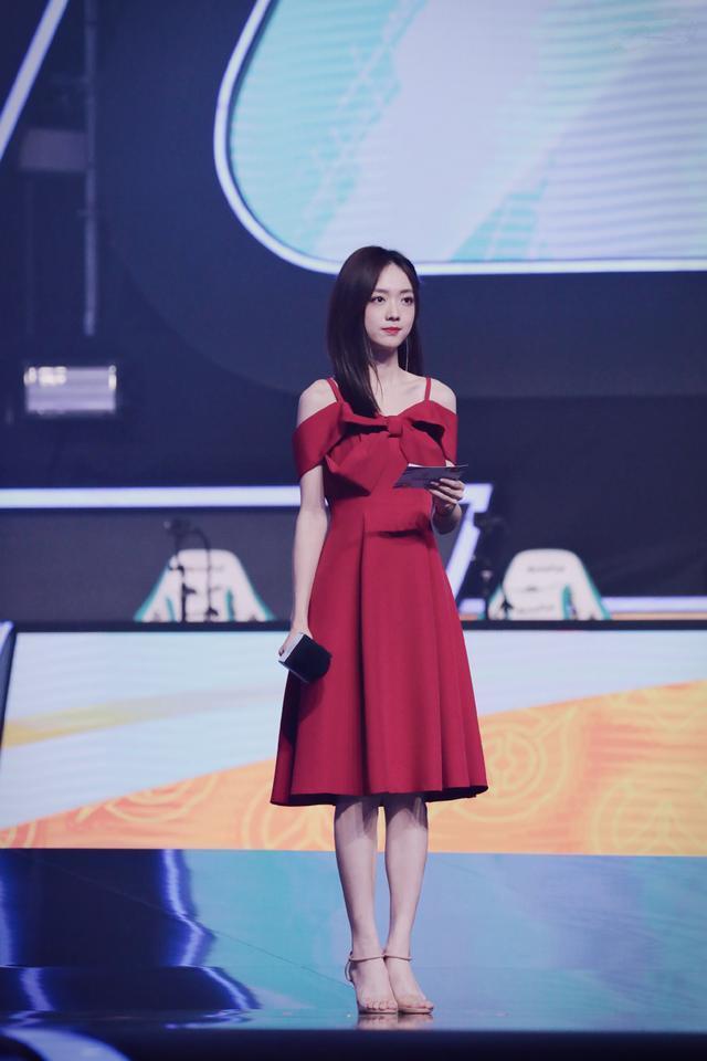 灵儿舞台主持照红色长裙超有气质