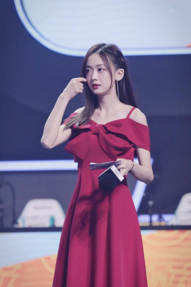 灵儿,原名刘宁儿,土生土长的重庆妹子,1997年出生,毕业于中国传