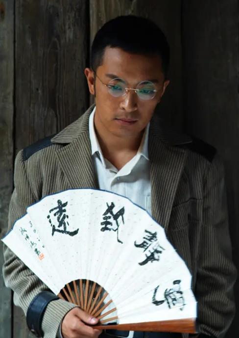 只是说,那个大家通过作品比拼实力的时代好像过去了,只有富大龙等少数