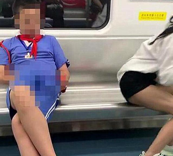 地铁上，小学生做出的行为“引人不适”：性无知的孩子太可怕插图4