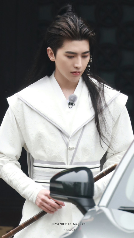 《跑男》路透蔡徐坤扮"周瑜",古装造型惊艳,一身白衣仙气飘飘