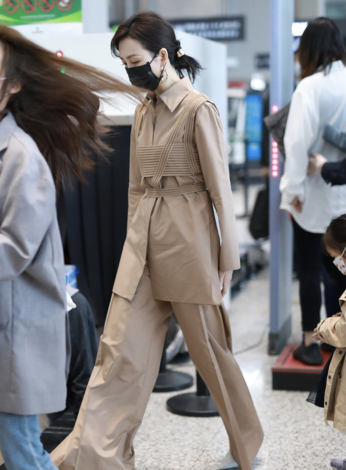 39岁王鸥亮相上海机场身穿卡其色套装难挡清瘦好身材