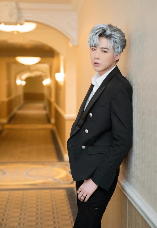 刘宇宁的身材真的超绝满屏的细腰长腿清秀俊朗又尽显温柔帅气