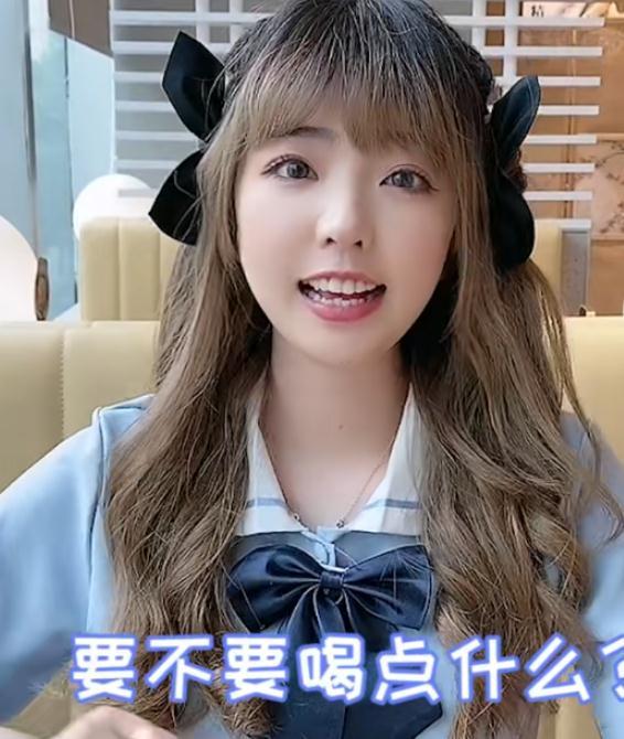 郝一点美颜有多离谱吃饭自称仙女进食却被发现筷子扭曲