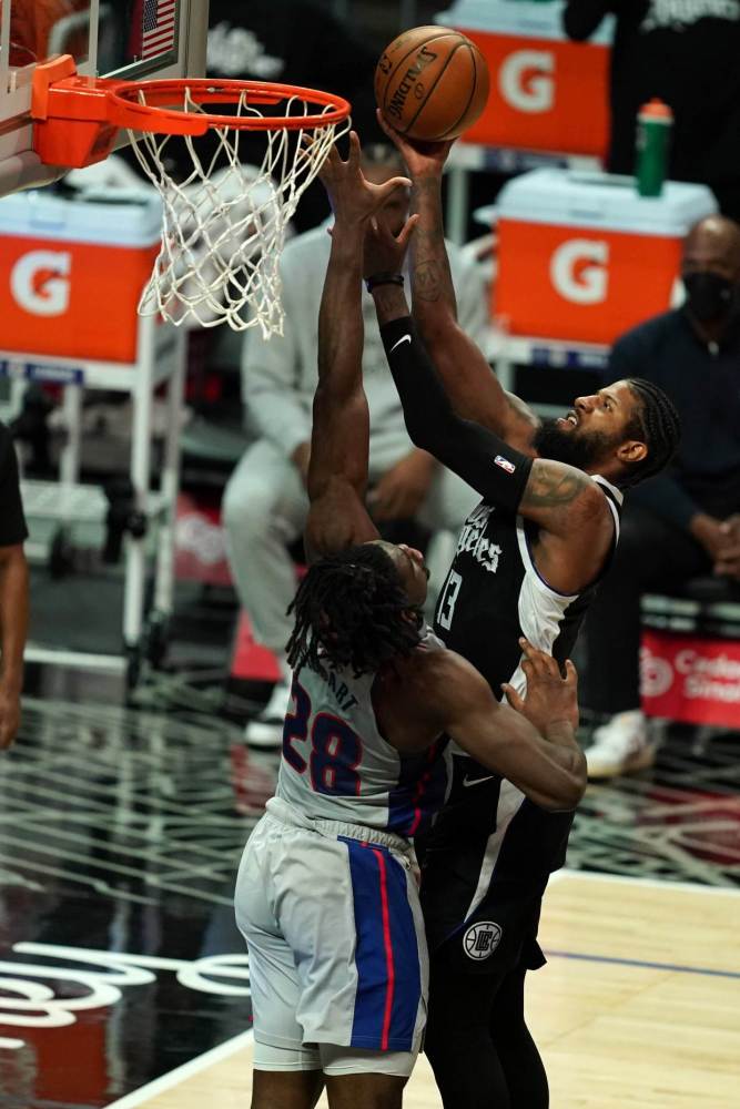 连续3场30乔治残暴隔扣火了美媒刷屏热议登上海报