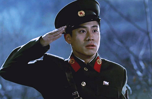 不过他还是凭借优秀的演技脱颖而出,在《jsa共同警备区》中他出演的