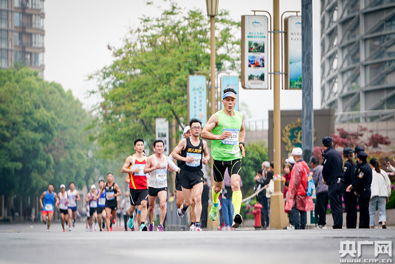 "桐"春天有约,2021桐庐半程马拉松开跑