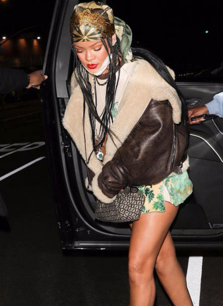 天后蕾哈娜街拍照惹争议穿棉袄配超短裙背千元包被指像买菜包