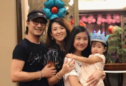 章子怡亲儿子亲出双下巴,出差不舍儿子使劲抱,嫁汪峰生二胎太幸福