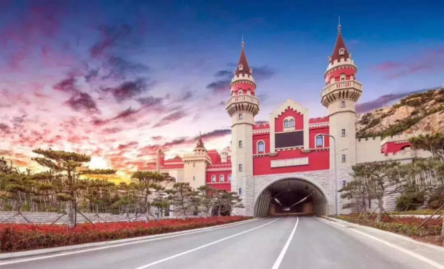 这座城堡里(青岛电影博物馆)位于朝阳山隧道上的胶囊影院胶囊影院的