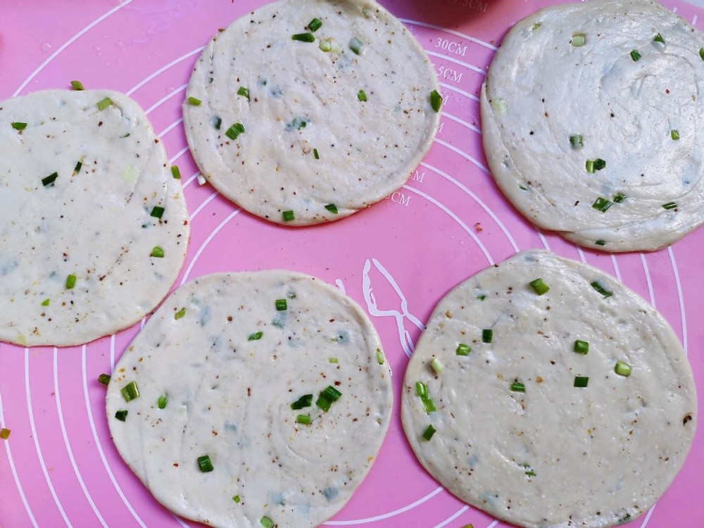 饼葱花饼怎么做好吃_家常饼葱花饼怎样烙才松软_家常饼葱花饼