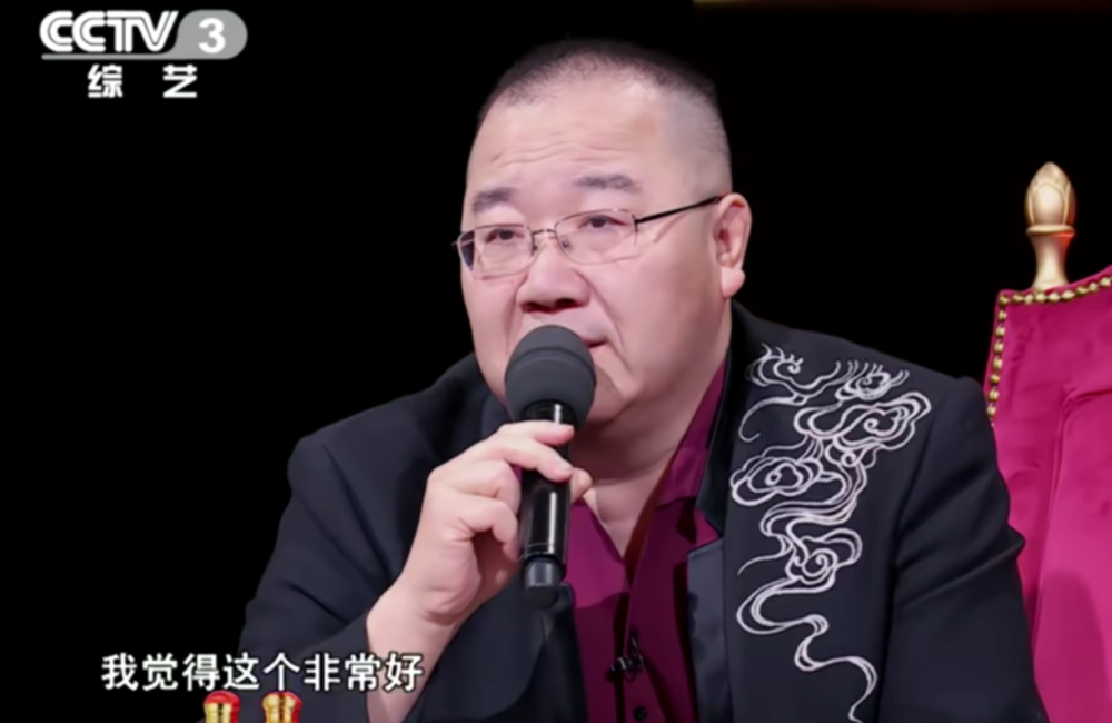 是英达了,英达自从这个节目刚开始的时候就对相声表演有着很大的意见