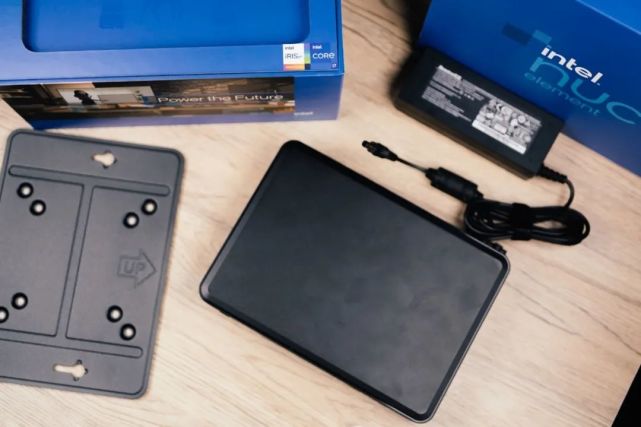 英特尔NUC 11 Compute Element评测：用简约设计 完成了复杂任务_腾讯新闻