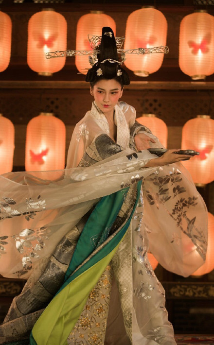 八大女星唐妆扮相,吴谨言惊艳,看到热依扎:大唐盛世