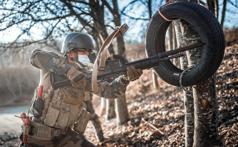 法国陆军近战训练hk416步枪配套刺刀已列装全新刀尖突出穿刺能力