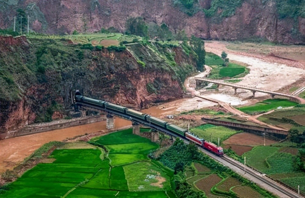 成昆铁路上的龙骨甸大桥,火车经过都要鸣笛30秒,这是为何?_腾讯新闻